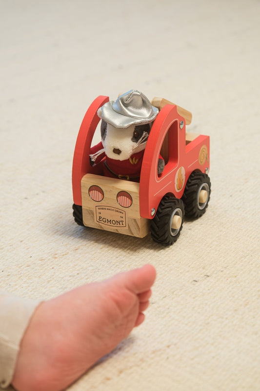 Camion de pompier en bois avec personnage