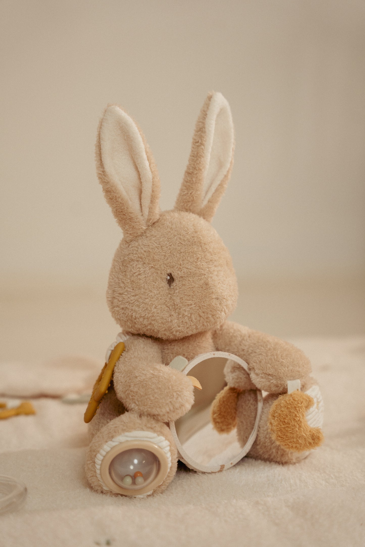 Peluche d'activité lapin - Little Dutch