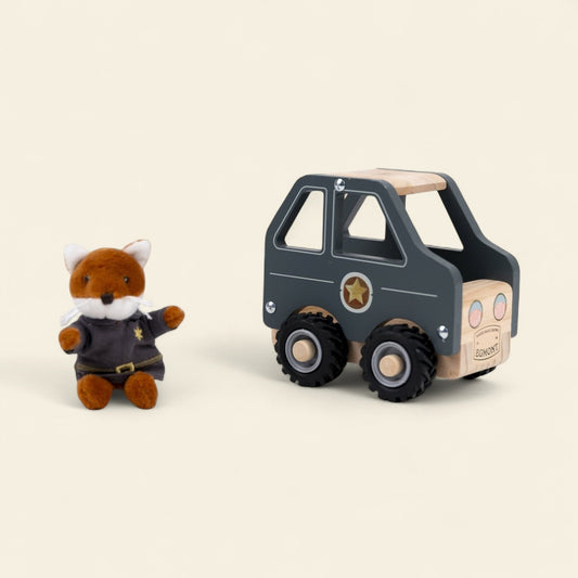 Voiture de police en bois avec personnage