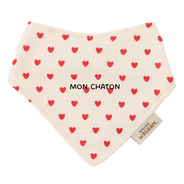 Bavoir triangle - coeur rouge