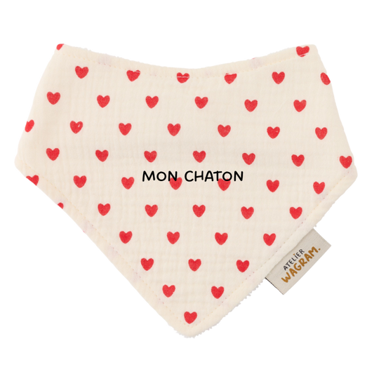 Bavoir triangle - coeur rouge