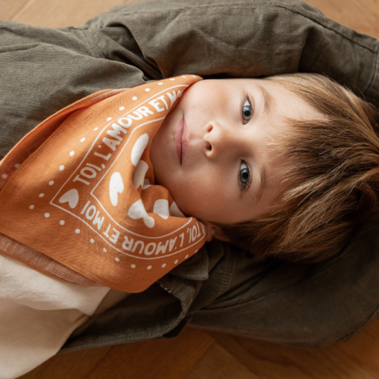 Foulard enfant - coeur marron beige