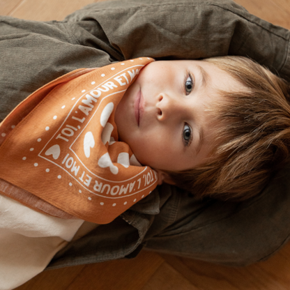Foulard enfant - coeur marron beige