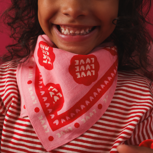 Foulard 50x50 - fond rose motif rouge